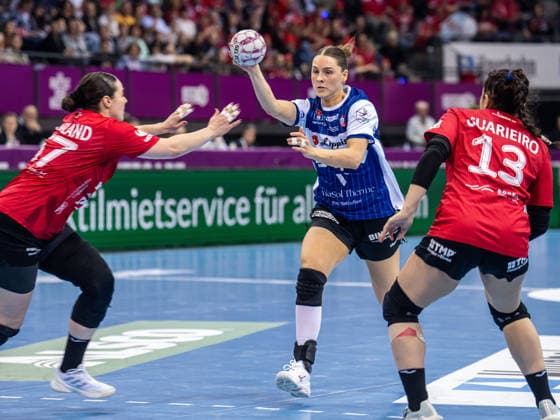 Andrea Jacobsen (HSG Blomberg-Lippe, 04) sucht die Luecke zwischen Josefine Hanfland (Thueringer HC, 57) und Giulia Guarieiro (Thueringer HC, 13), Thueringer HC vs. HSG Blomberg-Lippe, Handball, DHB Pokal Haushahn Final 4, Spiel um Platz 3, Spielzeit 2025 2026, 15.03.2026 Thueringer HC vs. HSG Blomberg-Lippe, Handball, DHB Pokal Haushahn Final 4, Spiel um Platz 3, Spielzeit 2025 2026, 15.03.2026 Stuttgart Copyright: xMichaelxSchmidt Eibner-Pressefotx EP_MST
