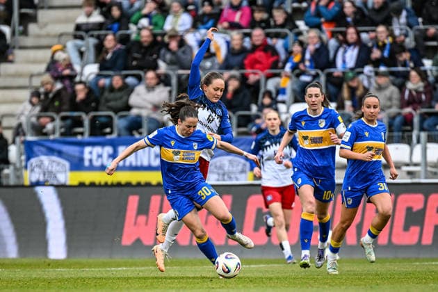 Fußball I Frauen I Saison 2025-2026 I Bundesliga I 20. Spieltag I FC Carl Zeiss Jena - Hamburger SV I 15.03.2026 Zweikampf Elena Mühlemann (30, FC Carl Zeiss Jena) muss sich gegen Camilla Linberg (47, Hamburger SV) erwehren Jena Ernst-Abbe-Sportfeld, ad hoc Arena Thüringen Deutschland Copyright: xLobeca InesxHähnelx