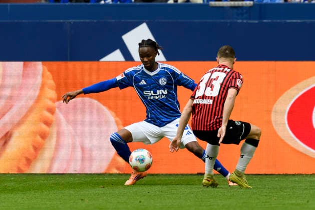 Moussa Ndiaye (FC Schalke) und Maurice Neubauer (Hannover 96) im Kampf um den Ball waehrend des spiels der 2. Bundesliga zwischen FC Schalke 04 und Hannover 96, Veltins-Arena am 15. March 2026 in Gelsenkirchen, Deutschland. (Foto von Max Maiwald DeFodi Images) +++ Moussa Ndiaye (FC Schalke) und Maurice Neubauer (Hannover 96) battle for the ball during the 2. Bundesliga match between FC Schalke 04 and Hannover 96 at Veltins-Arena on March 15, 2026 in Gelsenkirchen, Germany. (Photo by Max Maiwald DeFodi Images) (Photo by Max Maiwald DeFodi Images) -