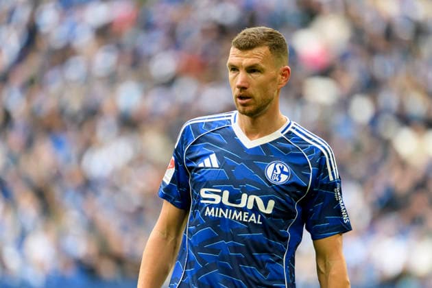 Edin Dzeko (FC Schalke) schaut waehrend des spiels der 2. Bundesliga zwischen FC Schalke 04 und Hannover 96, Veltins-Arena am 15. March 2026 in Gelsenkirchen, Deutschland. (Foto von Max Maiwald DeFodi Images) +++ Edin Dzeko (FC Schalke) looks on during the 2. Bundesliga match between FC Schalke 04 and Hannover 96 at Veltins-Arena on March 15, 2026 in Gelsenkirchen, Germany. (Photo by Max Maiwald DeFodi Images) (Photo by Max Maiwald DeFodi Images) -