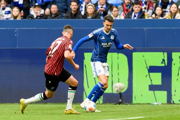 Bastian Allgeier (Hannover 96) und Dejan Ljubicic (FC Schalke) im Kampf um den Ball waehrend des spiels der 2. Bundesliga zwischen FC Schalke 04 und Hannover 96, Veltins-Arena am 15. March 2026 in Gelsenkirchen, Deutschland. (Foto von Max Maiwald DeFodi Images) +++ Bastian Allgeier (Hannover 96) und Dejan Ljubicic (FC Schalke) battle for the ball during the 2. Bundesliga match between FC Schalke 04 and Hannover 96 at Veltins-Arena on March 15, 2026 in Gelsenkirchen, Germany. (Photo by Max Maiwald DeFodi Images) (Photo by Max Maiwald DeFodi Images) -