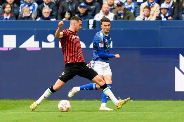 Bastian Allgeier (Hannover 96) und Dejan Ljubicic (FC Schalke) im Kampf um den Ball waehrend des spiels der 2. Bundesliga zwischen FC Schalke 04 und Hannover 96, Veltins-Arena am 15. March 2026 in Gelsenkirchen, Deutschland. (Foto von Max Maiwald DeFodi Images) +++ Bastian Allgeier (Hannover 96) und Dejan Ljubicic (FC Schalke) battle for the ball during the 2. Bundesliga match between FC Schalke 04 and Hannover 96 at Veltins-Arena on March 15, 2026 in Gelsenkirchen, Germany. (Photo by Max Maiwald DeFodi Images) (Photo by Max Maiwald DeFodi Images) -