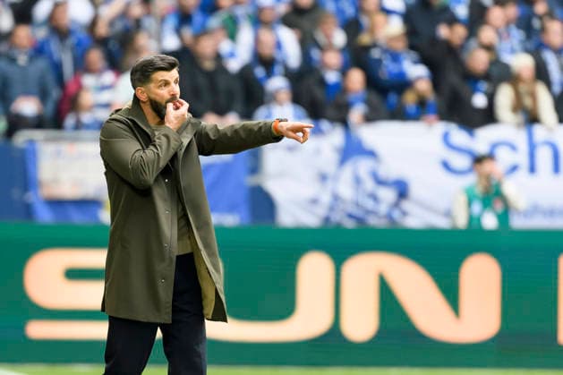 Trainer Miron Muslic (FC Schalke) gestikuliert waehrend des spiels der 2. Bundesliga zwischen FC Schalke 04 und Hannover 96, Veltins-Arena am 15. March 2026 in Gelsenkirchen, Deutschland. (Foto von Max Maiwald DeFodi Images) +++ Trainer Miron Muslic (FC Schalke) gestures during the 2. Bundesliga match between FC Schalke 04 and Hannover 96 at Veltins-Arena on March 15, 2026 in Gelsenkirchen, Germany. (Photo by Max Maiwald DeFodi Images) (Photo by Max Maiwald DeFodi Images) -