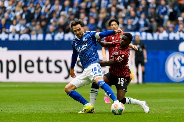 Kenan Karaman (FC Schalke) und Noel Aseko (Hannover 96) im Kampf um den Ball waehrend des spiels der 2. Bundesliga zwischen FC Schalke 04 und Hannover 96, Veltins-Arena am 15. March 2026 in Gelsenkirchen, Deutschland. (Foto von Max Maiwald DeFodi Images) +++ Kenan Karaman (FC Schalke) und Noel Aseko (Hannover 96) battle for the ball during the 2. Bundesliga match between FC Schalke 04 and Hannover 96 at Veltins-Arena on March 15, 2026 in Gelsenkirchen, Germany. (Photo by Max Maiwald DeFodi Images) (Photo by Max Maiwald DeFodi Images) -