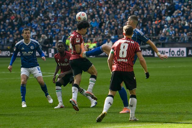Die Situation zur Roten Karte für Edin Dzeko (Schalke 10) 15.03.2026 ¢ Fussball ¢ FC Schalke 04 vs Hannover 96, Veltins-Arena, Gelsenkirchen, DFB DFL REGULATIONS PROHIBIT ANY USE OF PHOTOGRAPHS AS IMAGE SEQUENCES AND OR QUASI-VIDEO