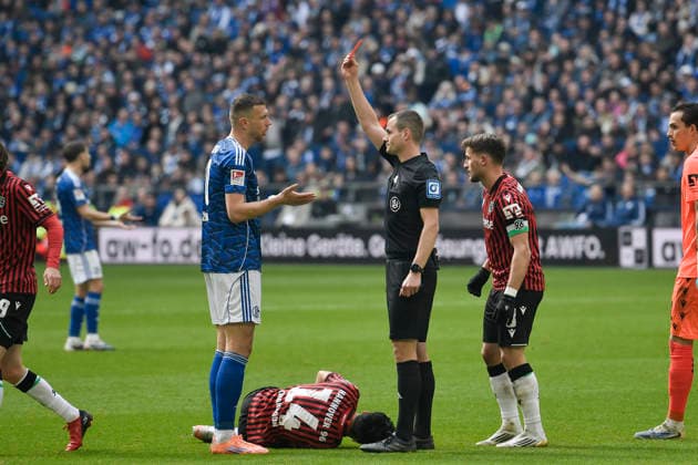 Rote Karte für Edin Dzeko (Schalke 10) 15.03.2026 ¢ Fussball ¢ FC Schalke 04 vs Hannover 96, Veltins-Arena, Gelsenkirchen, DFB DFL REGULATIONS PROHIBIT ANY USE OF PHOTOGRAPHS AS IMAGE SEQUENCES AND OR QUASI-VIDEO *** Red card for Edin Dzeko Schalke 10 15 03 2026 ¢ Football ¢ FC Schalke 04 vs Hannover 96, Veltins Arena, Gelsenkirchen, DFB DFL REGULATIONS PROHIBIT ANY USE OF PHOTOGRAPHS AS IMAGE SEQUENCES AND OR QUASI VIDEO Copyright: xpepphotox xHorstxMauelshagenx pep00321, pep_20260315_hm_41663