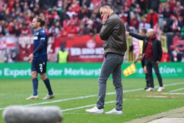 15.03.2026, xrekx, Fussball 2.Bundesliga, 1.FC Kaiserslautern - Karlsruher SC v.l. Christian Eichner Trainer (Karlsruher SC) enttaeuscht, enttäuscht, schaut enttaeuscht, niedergeschlagen, disappointed (DFL DFB REGULATIONS PROHIBIT ANY USE OF PHOTOGRAPHS as IMAGE SEQUENCES and or QUASI-VIDEO) Kaiserslautern