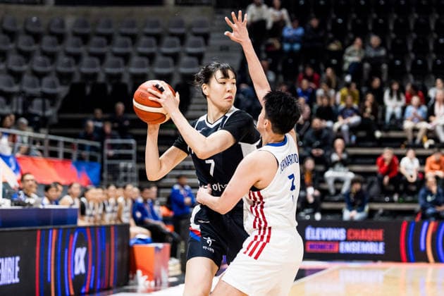 LYON-VILLEURBANNE, FRANCE - MARCH 15: Jisu Park (Republic of Korea, 7) controls the ball against Janine Pontejos (Philippines, 7) during the FIBA Women™s World Cup Qualifying Tournament match between Philippines (PHI) vs. Republic of Korea (KOR) at Astroballe on matchday 4 of the FIBA Women™s World Cup Qualifying Tournament on March 15, 2026 in Lyon-Villeurbanne, France. France Copyright: xSteffiexWunderlx