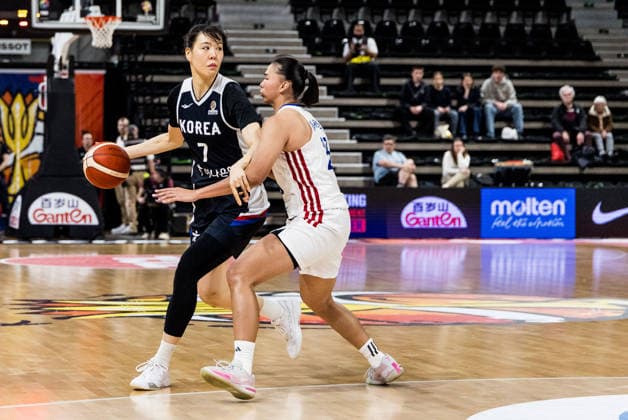 LYON-VILLEURBANNE, FRANCE - MARCH 15: Jisu Park (Republic of Korea, 7) controls the ball against Kacey Dela Rosa (Philippines, 28) during the FIBA Women™s World Cup Qualifying Tournament match between Philippines (PHI) vs. Republic of Korea (KOR) at Astroballe on matchday 4 of the FIBA Women™s World Cup Qualifying Tournament on March 15, 2026 in Lyon-Villeurbanne, France. France Copyright: xSteffiexWunderlx