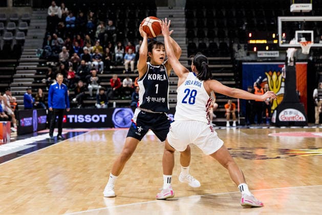 LYON-VILLEURBANNE, FRANCE - MARCH 15: Jihyun Park (Republic of Korea, 1) controls the ball against Kacey Dela Rosa (Philippines, 28) during the FIBA Women™s World Cup Qualifying Tournament match between Philippines (PHI) vs. Republic of Korea (KOR) at Astroballe on matchday 4 of the FIBA Women™s World Cup Qualifying Tournament on March 15, 2026 in Lyon-Villeurbanne, France. France Copyright: xSteffiexWunderlx