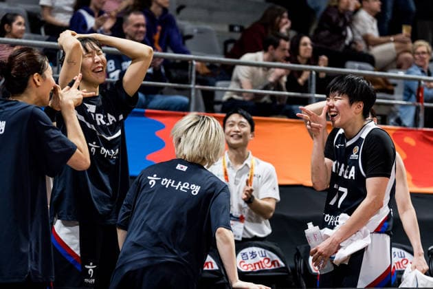 LYON-VILLEURBANNE, FRANCE - MARCH 15: The Korean bench cheers after another successful three pointer - Jisu Park (Republic of Korea, 7), An Jin (Republic of Korea, 77) - during the FIBA Women™s World Cup Qualifying Tournament match between Philippines (PHI) vs. Republic of Korea (KOR) at Astroballe on matchday 4 of the FIBA Women™s World Cup Qualifying Tournament on March 15, 2026 in Lyon-Villeurbanne, France. France Copyright: xSteffiexWunderlx