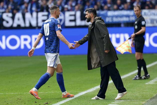 Gelsenkirchen, Germany, 15.03.26, Edin Dzeko (FC Schalke 04) geht nach roter Karte vom Platz und wird von Miron Muslic Cheftrainer (FC Schalke 04) abgeklatscht während des Spiels der 2. Bundesliga zwischen FC Schalke 04 - Hannover 96 in der Veltins Arena in Gelsenkirchen. (Photo by Joachim Bywaletz) DFB DFL REGULATIONS PROHIBIT ANY USE OF PHOTOGRAPHS AS IMAGE SEQUENCES AND OR QUASI-VIDEO.