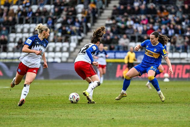 Fußball I Frauen I Saison 2025-2026 I Bundesliga I 20. Spieltag I FC Carl Zeiss Jena - Hamburger SV I 15.03.2026 Spielszene Sophie Hillebrand (22, Hamburger SV), Lotta Wrede (32, Hamburger SV) und Felicia Sophie Sträßer (8, FC Carl Zeiss Jena) Jena Ernst-Abbe-Sportfeld, ad hoc Arena Thüringen Deutschland Copyright: xLobeca InesxHähnelx