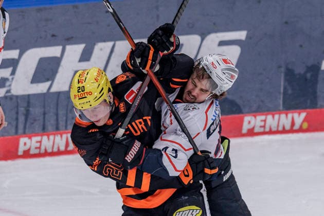 Penny DEL: Löwen Frankfurt - Nürnberg Ice Tigers, 15.03.2026 Greg Meireles (Nürnberg Ice Tigers 43) & Fabio Kose (Löwen Frankfurt 20) im harten Kampf mit den Schlägern vor dem Frankfurter Tor, Löwen Frankfurt - Nürnberg Ice Tigers, Frankfurt, NIX Eissporthalle, 15.3.2026 *** Penny DEL Löwen Frankfurt Nürnberg Ice Tigers, 15 03 2026 Greg Meireles Nürnberg Ice Tigers 43 Fabio Kose Löwen Frankfurt 20 in a tough fight with the sticks in front of the Frankfurt goal, Löwen Frankfurt Nürnberg Ice Tigers, Frankfurt, NIX Eissporthalle, 15 3 2026 Copyright: xBEAUTIFULxSPORTS Gawlikx