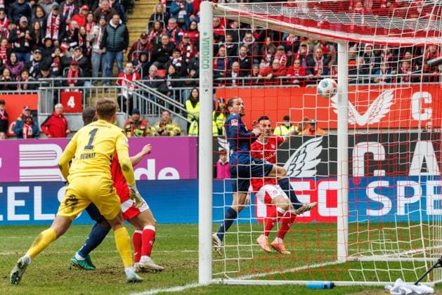 Der Kupfer von Luca Sirch (1.FC Kaiserslautern) landet am Pfosten, 1. FC Kaiserslautern vs Karlsruher SC, Fussball, 2. Bundesliga, 26. Spieltag, Saison 2025 2026, 15.03.2026 1. FC Kaiserslautern vs Karlsruher SC, Fussball, 2. Bundesliga, 26. Spieltag, Saison 2025 2026, 15.03.2026