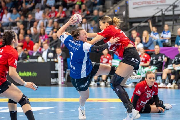 Handball I Frauen I Saison 2025-2026 I DHB-Pokal Final 4 I Spiel um Platz 3 I Thüringer HC - HSG Blomberg-Lippe I 15.03.2026 Diana Dögg Magnusdottir (7, HSG Blomberg-Lippe) im Wurf verteidigt von Anika Niederwieser (14, Thüringer HC) Stuttgart Porsche Arena Baden-Württemberg Deutschland Copyright: xLobeca MaxxPetershansx
