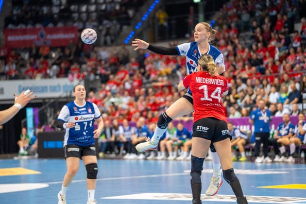 Handball I Frauen I Saison 2025-2026 I DHB-Pokal Final 4 I Spiel um Platz 3 I Thüringer HC - HSG Blomberg-Lippe I 15.03.2026 Nieke Kühne (9, HSG Blomberg-Lippe) in der Luft, verteidigt von Anika Niederwieser (14, Thüringer HC) Stuttgart Porsche Arena Baden-Württemberg Deutschland Copyright: xLobeca MaxxPetershansx