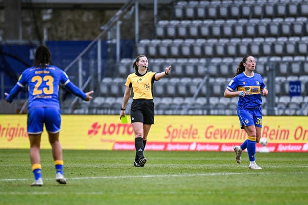 Fußball I Frauen I Saison 2025-2026 I Bundesliga I 20. Spieltag I FC Carl Zeiss Jena - Hamburger SV I 15.03.2026 Schiedsrichterin Selina Menzel hat die gelbe Karte für Elena Mühlemann (30, FC Carl Zeiss Jena) in der Hand Jena Ernst-Abbe-Sportfeld, ad hoc Arena Thüringen Deutschland Copyright: xLobeca InesxHähnelx