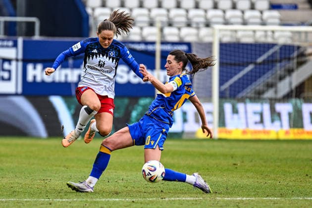 Fußball I Frauen I Saison 2025-2026 I Bundesliga I 20. Spieltag I FC Carl Zeiss Jena - Hamburger SV I 15.03.2026 Merza Julevic (10, FC Carl Zeiss Jena) lässt Camilla Linberg (47, Hamburger SV) im Zweikampf aussteigen Jena Ernst-Abbe-Sportfeld, ad hoc Arena Thüringen Deutschland Copyright: xLobeca InesxHähnelx