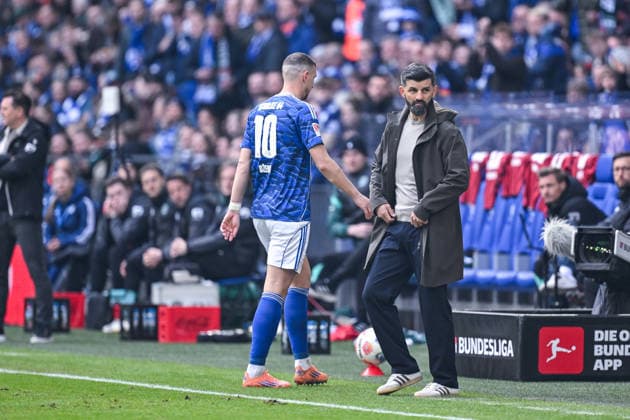 15.03.2026, Fussball, 2. Bundesliga, Saison 2025 2026, 26. Spieltag, FC Schalke 04 - Hannover 96, Edin DÅ¾eko Dzeko (FC Schalke 04) geht vom Platz nach der Roten Karte, Trainer Miron Muslic (FC Schalke 04) (r) xRHR-FOTO YYx