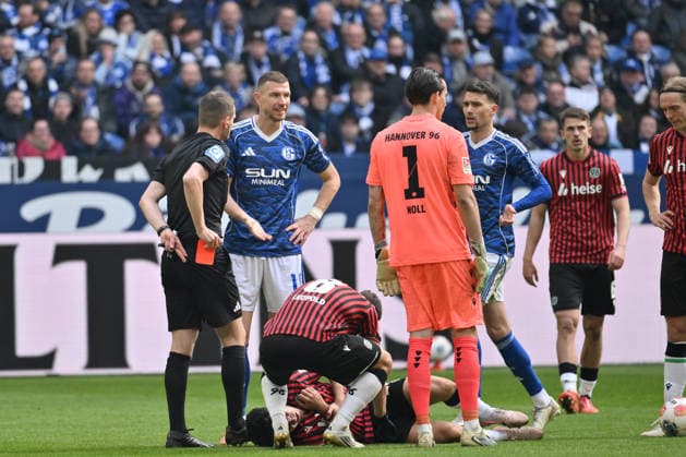 Rote Karte für Edin Dzeko (FC Schalke 04), v.li., Schiedsrichter Dr. Robin Braun, Edin Dzeko (FC Schalke 04), Dejan Ljubicic (FC Schalke 04) 15.03.2026, Fussball 2. Bundesliga, Saison 2025 2026, 26. Spieltag, FC Schalke 04 - Hannover 96 DFL regulations prohibit any use of photographs as image sequences and or quasi-video Gelsenkirchen Veltins Arena Nordrhein Westfalen Deutschland