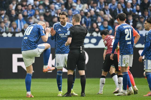 Rote Karte für Edin Dzeko (FC Schalke 04), v.li., Edin Dzeko (FC Schalke 04), Kenan Karaman (FC Schalke 04), Schiedsrichter Dr. Robin Braun 15.03.2026, Fussball 2. Bundesliga, Saison 2025 2026, 26. Spieltag, FC Schalke 04 - Hannover 96 DFL regulations prohibit any use of photographs as image sequences and or quasi-video Gelsenkirchen Veltins Arena Nordrhein Westfalen Deutschland