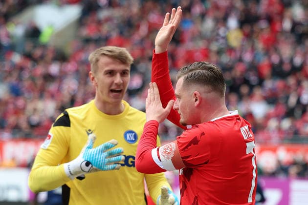 15.03.2026, xrekx, Fussball 2.Bundesliga, 1.FC Kaiserslautern - Karlsruher SC v.l. Hans Christian Bernat (Karlsruher SC) Marlon Ritter (1.FC Kaiserslautern) gibt Anweisungen, gestikuliert, mit den Armen gestikulieren gives instructions, gesticulate (DFL DFB REGULATIONS PROHIBIT ANY USE OF PHOTOGRAPHS as IMAGE SEQUENCES and or QUASI-VIDEO) Kaiserslautern