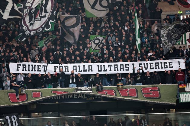 Fans von Hannover 96 beim Spiel der 2. Bundesliga (Saison 2025 26) FC Schalke 04 - Hannover 96 - Copyright: Thomas Pakusch