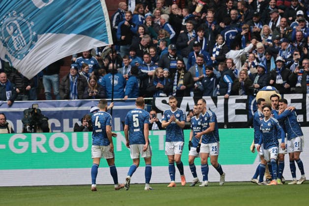 Die Spieler vom FC Schalke 04 freuen sich über das Tor zum 1:0 durch Edin Dzeko (FC Schalke 04) beim Spiel der 2. Bundesliga (Saison 2025 26) FC Schalke 04 - Hannover 96 - Copyright: Thomas Pakusch