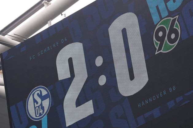 Der Videowürfel zeigt den Zwischenstand zu Halbzeit an beim Spiel der 2. Bundesliga (Saison 2025 26) FC Schalke 04 - Hannover 96 - Copyright: Thomas Pakusch