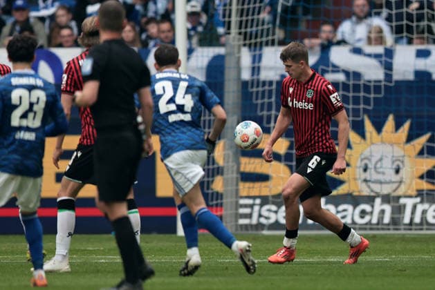 Maik Nawrocki (Hannover 96) beim Spiel der 2. Bundesliga (Saison 2025 26) FC Schalke 04 - Hannover 96 - Copyright: Thomas Pakusch