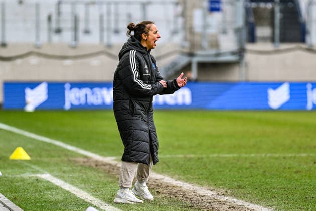 Fußball I Frauen I Saison 2025-2026 I Bundesliga I 20. Spieltag I FC Carl Zeiss Jena - Hamburger SV I 15.03.2026 Liese Brancao (Trainer, Hamburger SV) reagiert emotional in der Coachingzone Freisteller, Nahaufnahme, Porträt, Portrait, Einzelfoto, Einzelbild, Körper Jena Ernst-Abbe-Sportfeld, ad hoc Arena Thüringen Deutschland Copyright: xLobeca InesxHähnelx