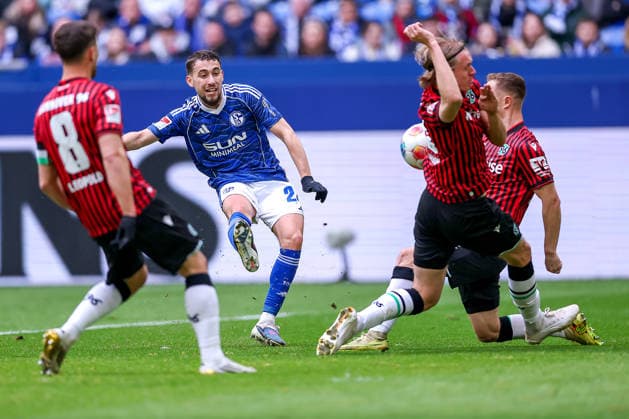 15.03.2026, Fußball, FC Schalke 04 - Hannover 96, 26. Spieltag, 2. Fußball Bundesliga, Veltins-Arena Gelsenkirchen, Saison 2025 2026: Adil Aouchiche (Schalke04 24) im Zweikampf gegen Enzo Leopold (Hannover96 08) Stefan Teitur Thordarson (Hannover96 23) Bastian Allgeier (Hannover96 17) DFB regulations prohibit any use of photographs as image sequences and or quasi-video. Nordrhein-Westfalen Deutschland