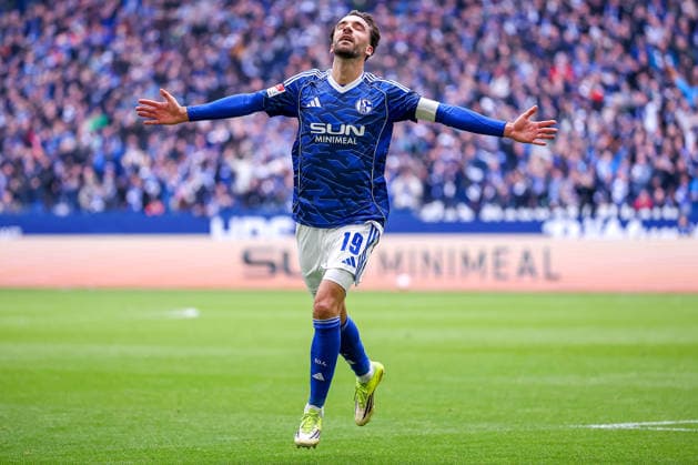 15.03.2026, Fußball, FC Schalke 04 - Hannover 96, 26. Spieltag, 2. Fußball Bundesliga, Veltins-Arena Gelsenkirchen, Saison 2025 2026: Torjubel nach dem Tor zum 2:0 durch Torschütze Williams Joseph Gabriel Kokolo (Hannover96 19) DFB regulations prohibit any use of photographs as image sequences and or quasi-video. Nordrhein-Westfalen Deutschland
