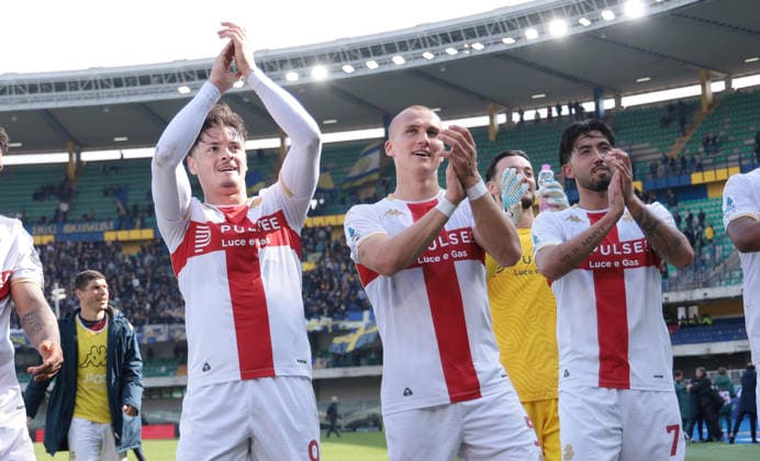 March 15, 2026, Verona, PRO: Genoa s Vitinha and Genoa s Leo Ostigard celebrate the victory at the end of the Italian Serie A soccer match Hellas Verona FC vs Genoa CFC at Marcantonio Bentegodi Stadium in Verona, Italia, 15 March 2026. .ANSA EMANUELE PENNACCHIO. Soccer: Serie A; Hellas Verona FC Vs Genoa CFC  - ZUMAa110 20260315_zaf_a110_012 Copyright: xEmanuelexPennacchiox