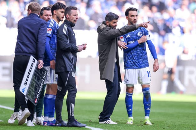 15.03.2026, Fußball, FC Schalke 04 - Hannover 96, 26. Spieltag, 2. Fußball Bundesliga, Veltins-Arena Gelsenkirchen, Saison 2025 2026: Cheftrainer Miron Muslic (Schalke04) gestikulierend am Spielfeldrand neben Kenan Karaman (Schalke04 19) DFB regulations prohibit any use of photographs as image sequences and or quasi-video. Nordrhein-Westfalen Deutschland