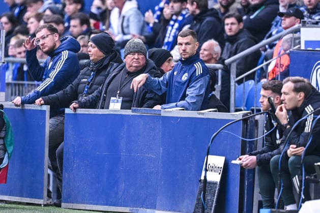 15.03.2026, Fussball, 2. Bundesliga, Saison 2025 2026, 26. Spieltag, FC Schalke 04 - Hannover 96, Edin DÅ¾eko Dzeko (FC Schalke 04) schaut nach seinem Platzverweis von der Tribüne zu, xRHR-FOTO YYx