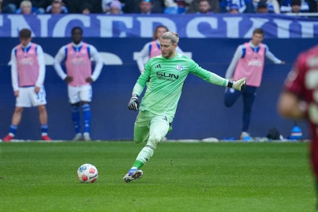 Fussball: 2. Bundesliga, 26. Spieltag, FC Schalke 04 - Hannover 96 am 15.03.2026 in Gelsenkirchen (VELTINS-Arena), Deutschland, Saison 2025 2026: DFB DFL REGULATIONS PROHIBIT ANY USE OF PHOTOGRAPHS as IMAGE SEQUENCES and or QUASI-VIDEO: Im Fokus Karius, Loris (1, S04). Gelsenkirchen VELTINS-Arena Deutschland