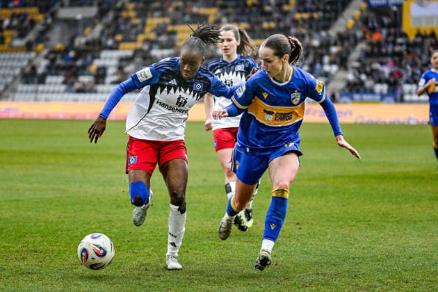 Fußball I Frauen I Saison 2025-2026 I Bundesliga I 20. Spieltag I FC Carl Zeiss Jena - Hamburger SV I 15.03.2026 Zweikampf Magou Doucoure (2, Hamburger SV) gegen Rieke Tietz (17, FC Carl Zeiss Jena) Jena Ernst-Abbe-Sportfeld, ad hoc Arena Thüringen Deutschland Copyright: xLobeca InesxHähnelx