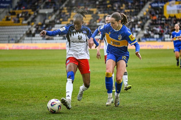 Fußball I Frauen I Saison 2025-2026 I Bundesliga I 20. Spieltag I FC Carl Zeiss Jena - Hamburger SV I 15.03.2026 Zweikampf Magou Doucoure (2, Hamburger SV) gegen Rieke Tietz (17, FC Carl Zeiss Jena) Jena Ernst-Abbe-Sportfeld, ad hoc Arena Thüringen Deutschland Copyright: xLobeca InesxHähnelx