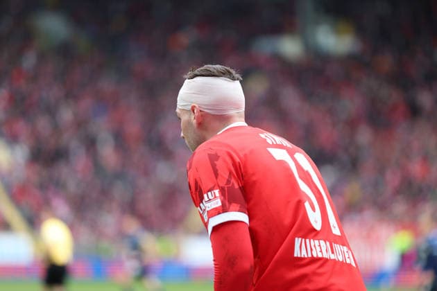15.03.2026, xrekx, Fussball 2.Bundesliga, 1.FC Kaiserslautern - Karlsruher SC v.l. Luca Sirch (1.FC Kaiserslautern) mit Kopfverband (DFL DFB REGULATIONS PROHIBIT ANY USE OF PHOTOGRAPHS as IMAGE SEQUENCES and or QUASI-VIDEO) Kaiserslautern