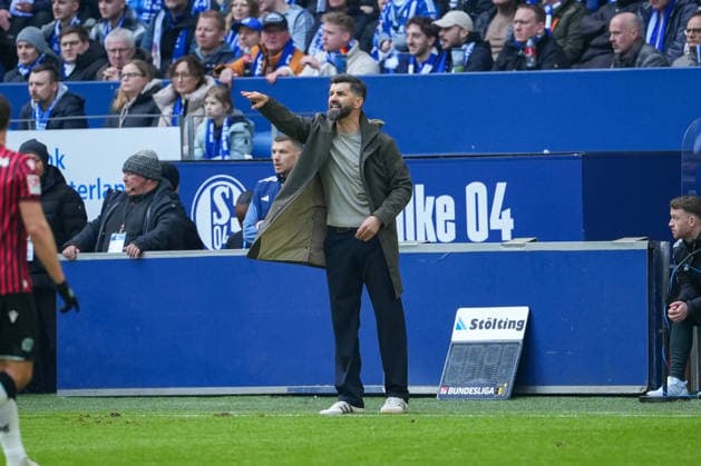 Fussball: 2. Bundesliga, 26. Spieltag, FC Schalke 04 - Hannover 96 am 15.03.2026 in Gelsenkirchen (VELTINS-Arena), Deutschland, Saison 2025 2026: DFB DFL REGULATIONS PROHIBIT ANY USE OF PHOTOGRAPHS as IMAGE SEQUENCES and or QUASI-VIDEO: Miron Muslic (Cheftrainer S04) gibt Anweisungen. Gelsenkirchen VELTINS-Arena Deutschland