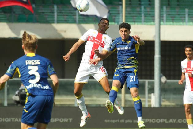 Genoa™s Junior Messias , Verona™s Abdou Harroui during the Serie A soccer match between Hellas Verona and Genoa at the Bentegodi Stadium in Verona, north west Italy - Sunday , March 15 , 2026. - Soccer .  Copyright: xPaolaxGarbuio Lapressex