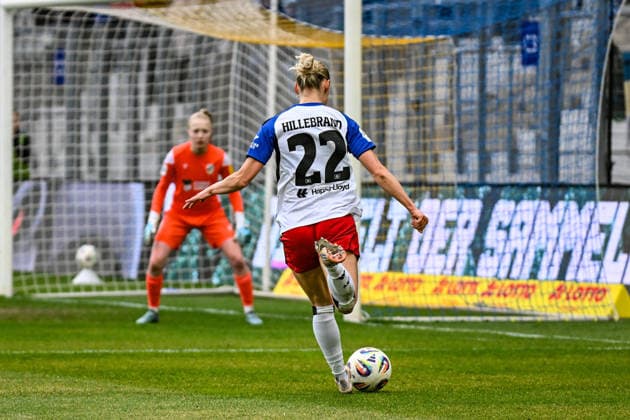 Fußball I Frauen I Saison 2025-2026 I Bundesliga I 20. Spieltag I FC Carl Zeiss Jena - Hamburger SV I 15.03.2026 Spielszene Sophie Hillebrand (22, Hamburger SV) läuft mit dem Ball Jasmin Janning (1, FC Carl Zeiss Jena) im Tor zu Jena Ernst-Abbe-Sportfeld, ad hoc Arena Thüringen Deutschland Copyright: xLobeca InesxHähnelx