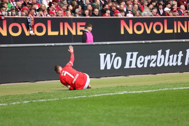 15.03.2026, xrekx, Fussball 2.Bundesliga, 1.FC Kaiserslautern - Karlsruher SC v.l. Marlon Ritter (1.FC Kaiserslautern) verletzt, Verletzung, Schmerz, Schmerzen, injured, injury, pain, pains (DFL DFB REGULATIONS PROHIBIT ANY USE OF PHOTOGRAPHS as IMAGE SEQUENCES and or QUASI-VIDEO) Kaiserslautern