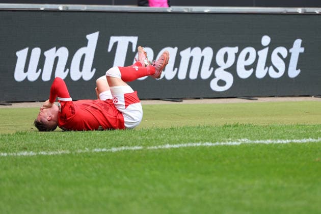 15.03.2026, xrekx, Fussball 2.Bundesliga, 1.FC Kaiserslautern - Karlsruher SC v.l. Marlon Ritter (1.FC Kaiserslautern) verletzt, Verletzung, Schmerz, Schmerzen, injured, injury, pain, pains (DFL DFB REGULATIONS PROHIBIT ANY USE OF PHOTOGRAPHS as IMAGE SEQUENCES and or QUASI-VIDEO) Kaiserslautern