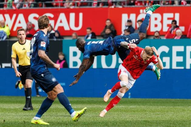 Stephan Ambrosius (Karlsruher SC) im Zweikampf mit Norman Bassette, 1. FC Kaiserslautern vs Karlsruher SC, Fussball, 2. Bundesliga, 26. Spieltag, Saison 2025 2026, 15.03.2026 1. FC Kaiserslautern vs Karlsruher SC, Fussball, 2. Bundesliga, 26. Spieltag, Saison 2025 2026, 15.03.2026