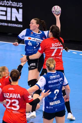 Handball: DHB-Pokal, Spiel Platz 3, Thueringer HC - HSG Blomberg-Lippe Diana Doegg Magnusdottir (Blomberg), Kelly de Abreu Rosa (Thueringer HC) Stuttgart Porsche Arena Baden-Württemberg Deutschland