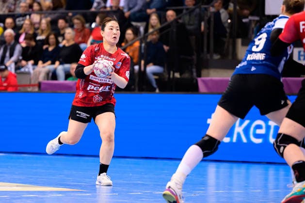 Handball: DHB-Pokal, Spiel Platz 3, Thueringer HC - HSG Blomberg-Lippe Natsuki Aizawa (Thueringer HC) Stuttgart Porsche Arena Baden-Württemberg Deutschland
