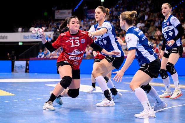Handball: DHB-Pokal, Spiel Platz 3, Thueringer HC - HSG Blomberg-Lippe Giulia Guarieiro (Thueringer HC), Andrea Jacobsen (Blomberg) Stuttgart Porsche Arena Baden-Württemberg Deutschland